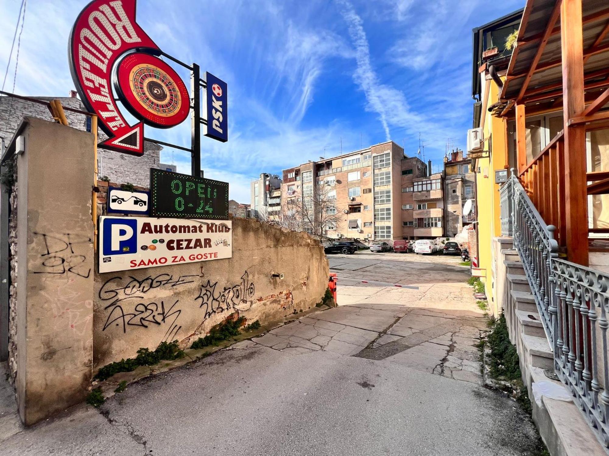 Arta Apartment City Center II - With Private Parking Pula Exteriör bild