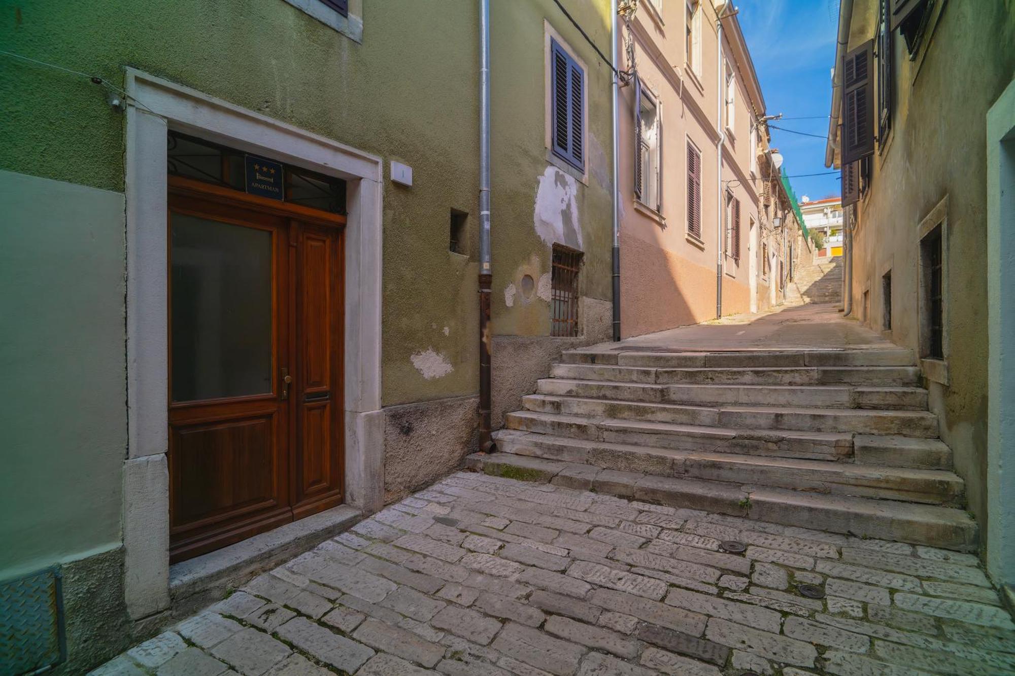 Arta Apartment City Center II - With Private Parking Pula Exteriör bild