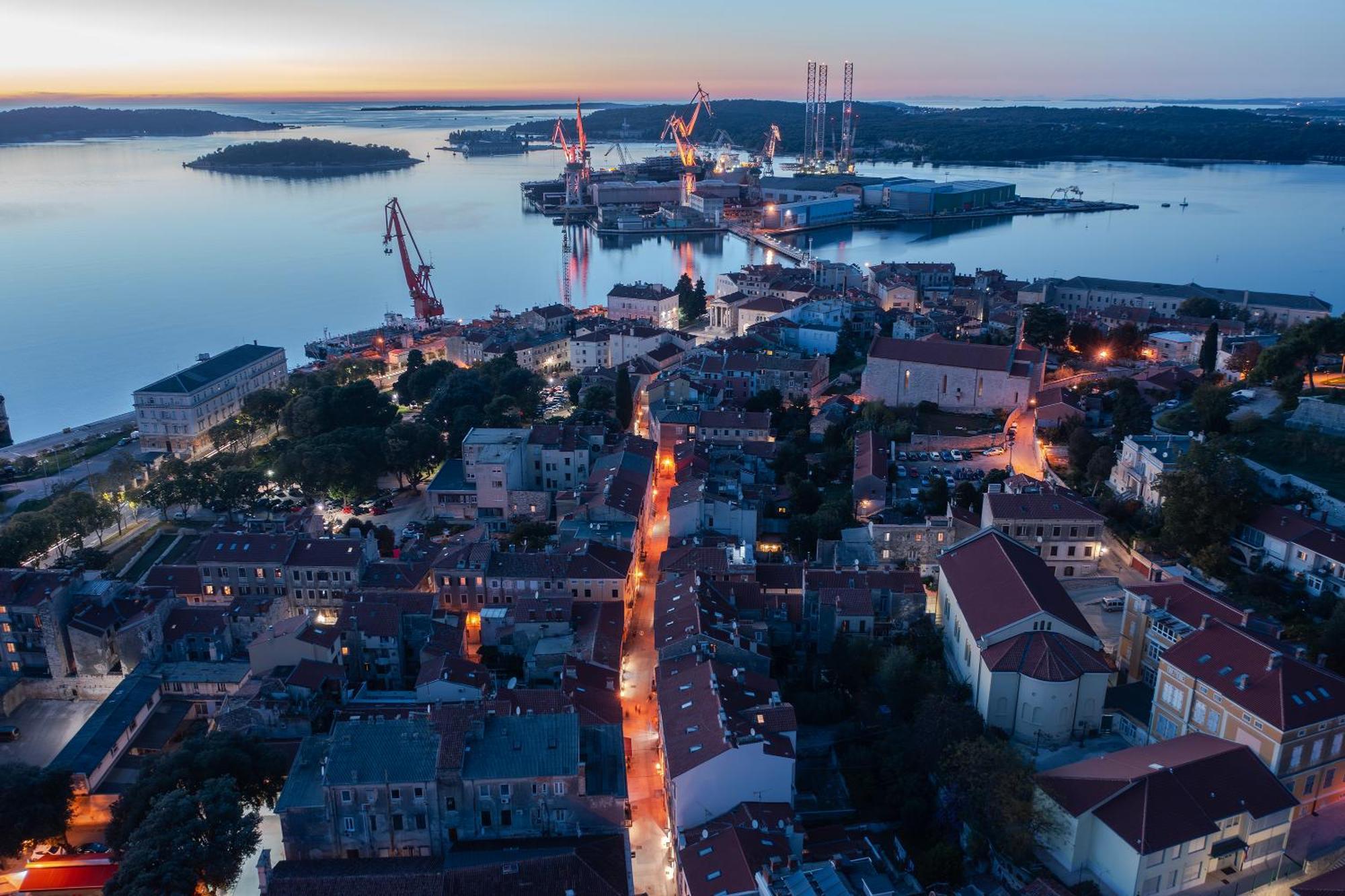 Arta Apartment City Center II - With Private Parking Pula Exteriör bild