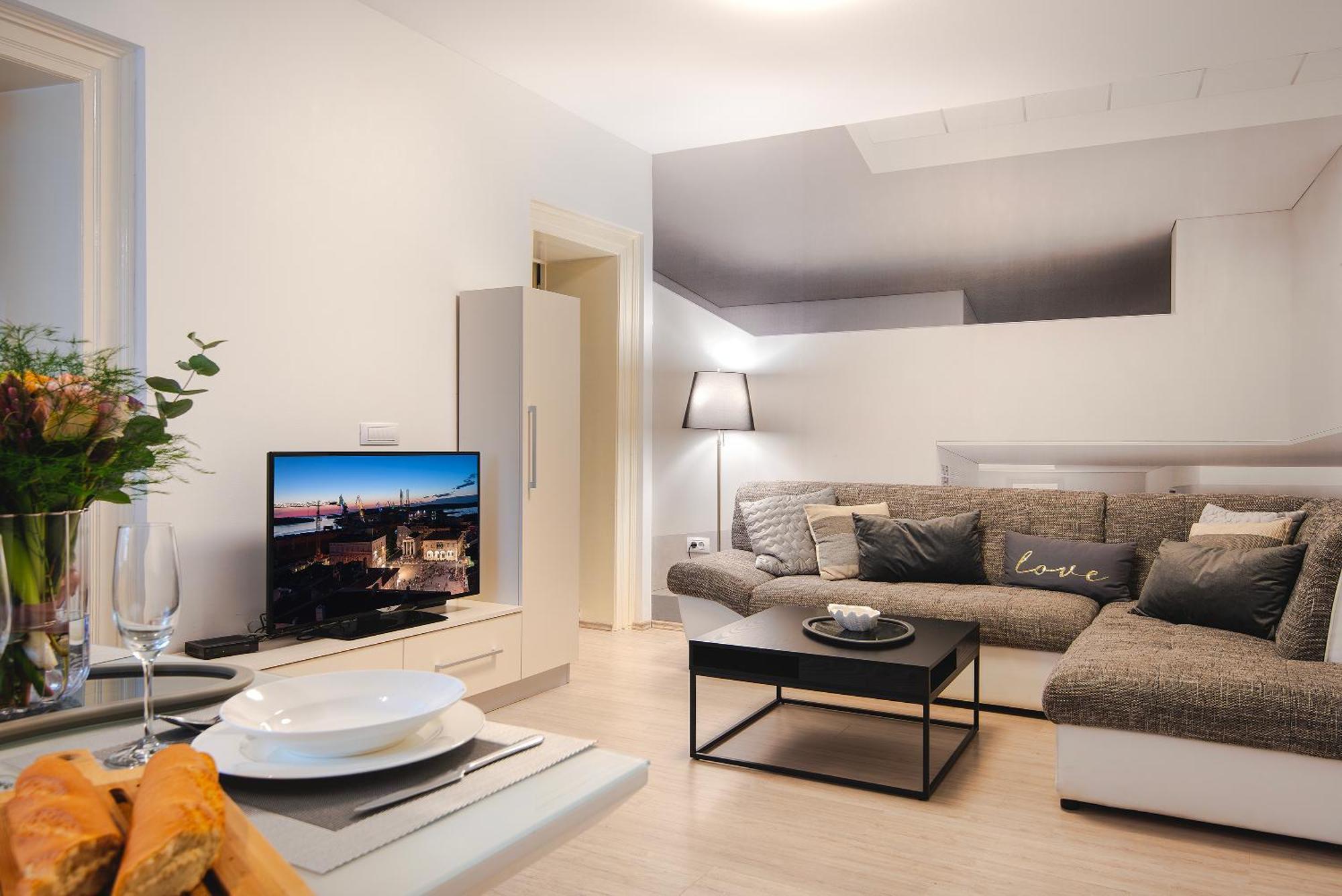 Arta Apartment City Center II - With Private Parking Pula Exteriör bild